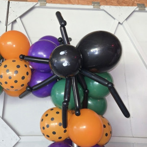 a bunch of balloons that are in the shape of a spider