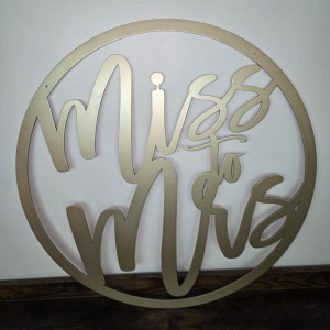 a metal sign that says welcome to me